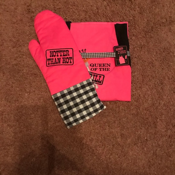 Factory sealed. Queen of the Grill. Apron and Mitt set - Picture 2 of 6